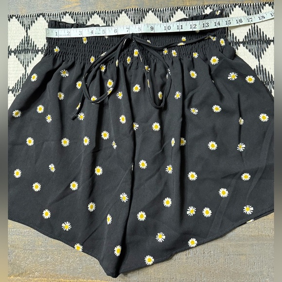 SHEIN daisy print summer boho shorts - Picture 6 of 10